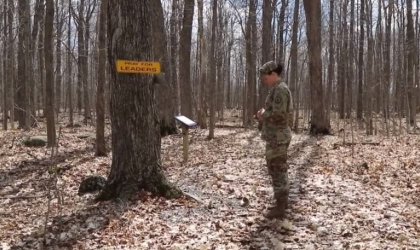 Vídeo mostra a capelã Amy Smith orando na Trilha Espiritual de Fort Drum. (Imagem: Youtube)