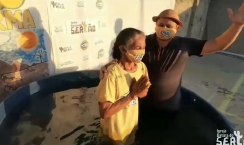 Meire foi uma das batizadas no sertão da Bahia. (Foto: Reprodução/Instagram)