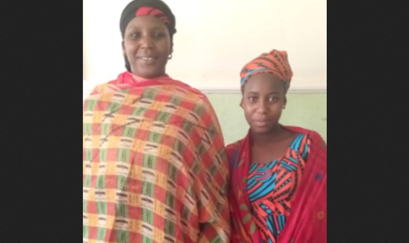 Sadiya Amos Chindo, sequestrada em janeiro de 2020, voltou para sua mãe depois de um mês. (Foto: Reprodução/WWM)