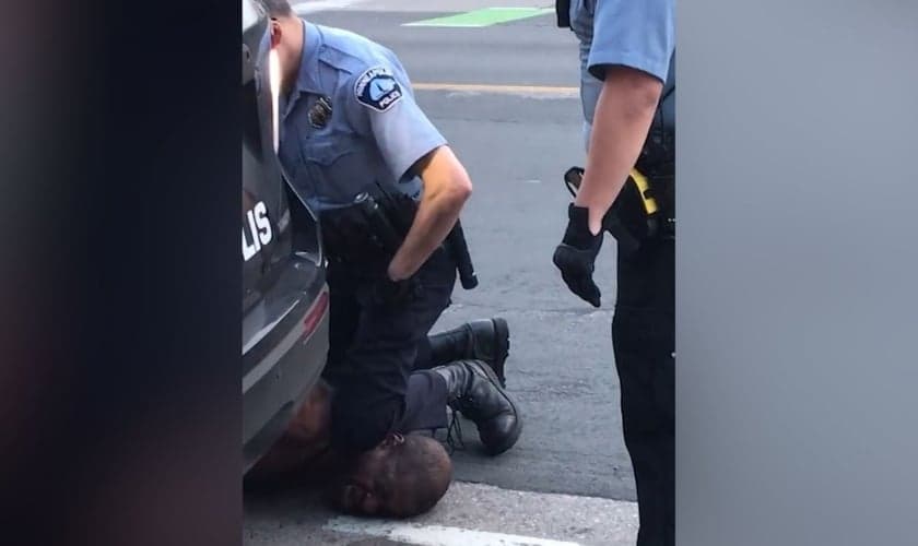 O homem disse que não conseguia respirar, enquanto um policial pressiona o joelho em seu pescoço. (Foto: CNN)