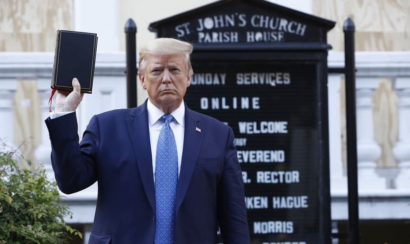 Donald Trump segura uma Bíblia enquanto visita a Igreja de St. John, próxima à Casa Branca. (Foto: AP/Patrick Semansky)