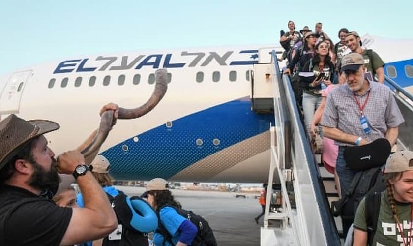 Judeus têm recepção calorosa, com toque de shofar, ao chegarem a Israel. (Foto: Flash90)