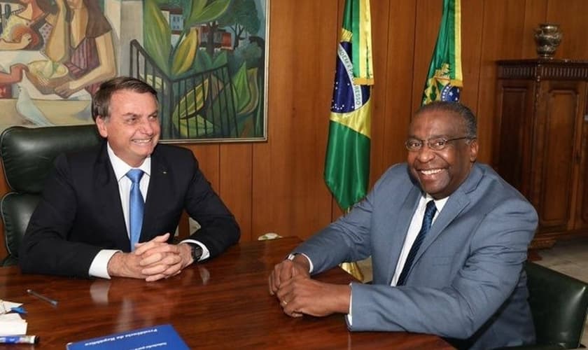 O presidente Jair Bolsonaro ao lado do novo ministro da Educação, Carlos Alberto Decotelli da Silva. (Foto: Reprodução/Twitter)