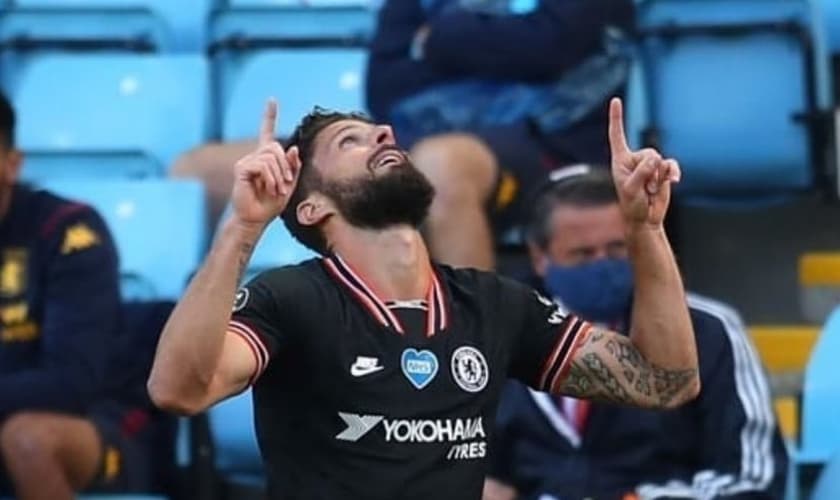 Olivier Giroud em gesto de agradecimento a Deus. (Foto: Reprodução/Instagram)