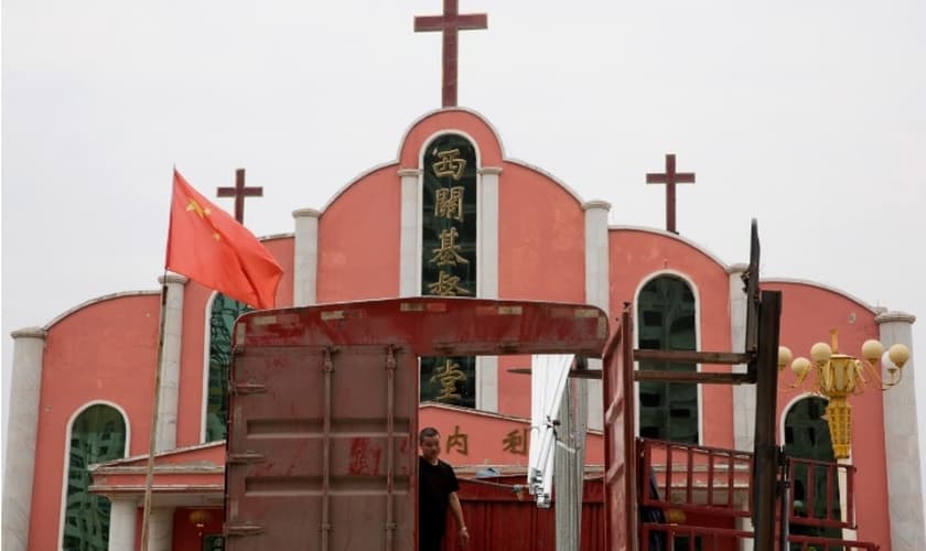 Igrejas têm sido fechadas na China, para serem transformadas em 'centros culturais'. (Foto:  Associated Press)