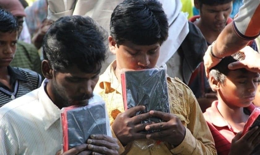 Indianos com suas Bíblias. (Foto: Reprodução / Hindu Human Rights)