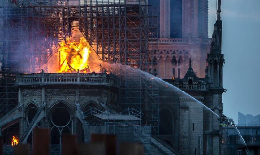 Incêndio na Catedral de Notre Dame, em abril de 2019, chamou a atenção para ataques contra igrejas na França. (Foto: Veronique de Viguerie/Getty Images)