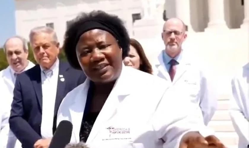 Médica Stella Immanuel, em pronunciamento sobre tratamento de Covid-19. (Foto: Reprodução / BBC