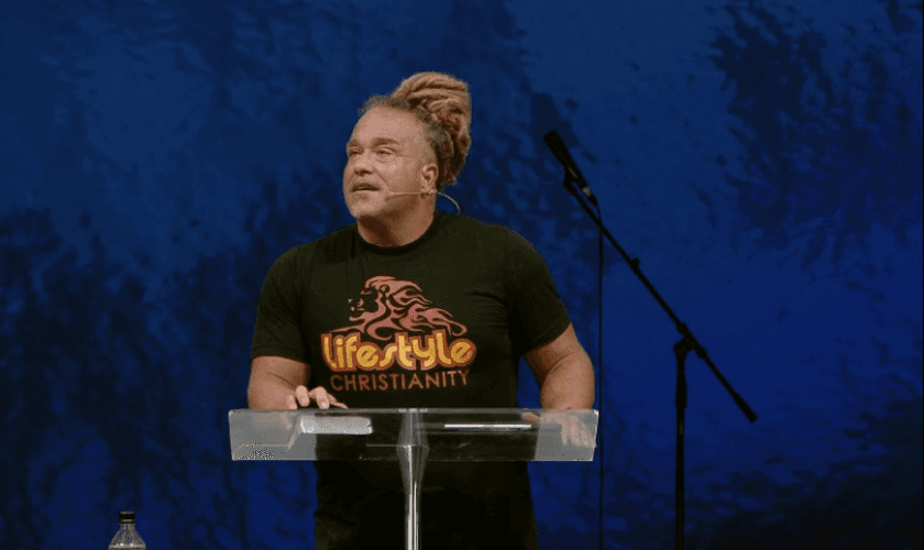 Pastor Todd White fala sobre seu arrependimento em pregação. (Foto: YouTube/Todd White/Lifestyle Christianity)