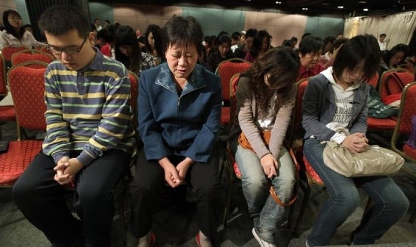 Cristãos participam de um culto de domingo em uma igreja não registrada pelo governo, no distrito de Pequim, em outubro de 2010. (Foto: REUTERS/PETAR KUJUNDZIC)