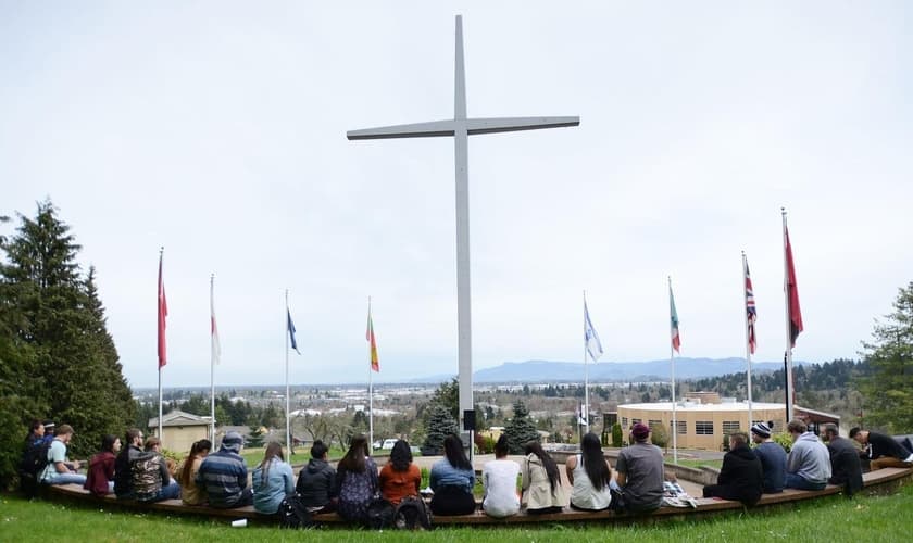 A cruz está no campus da faculdade New Hope desde 1964, em Oregon. (Foto: New Hope Christian College)
