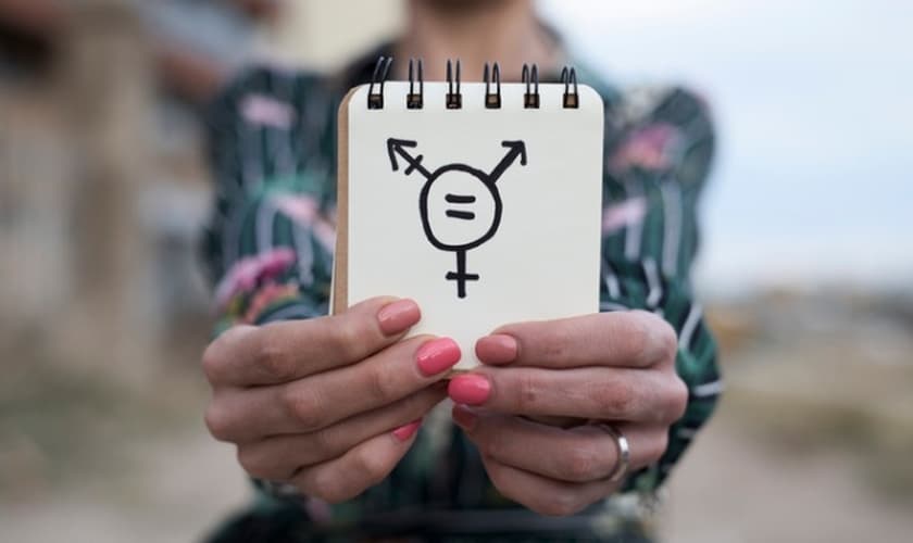 Ideologia de gênero tem levado cada vez mais pessoas a buscarem cirurgias de mudança de sexo e tratamentos hormonais para transição de gênero. (Foto: Getty Images)