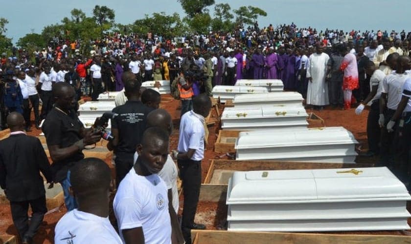 Cristãos mortos em ataques são sepultados na Nigéria. (Foto: Intersociety)
