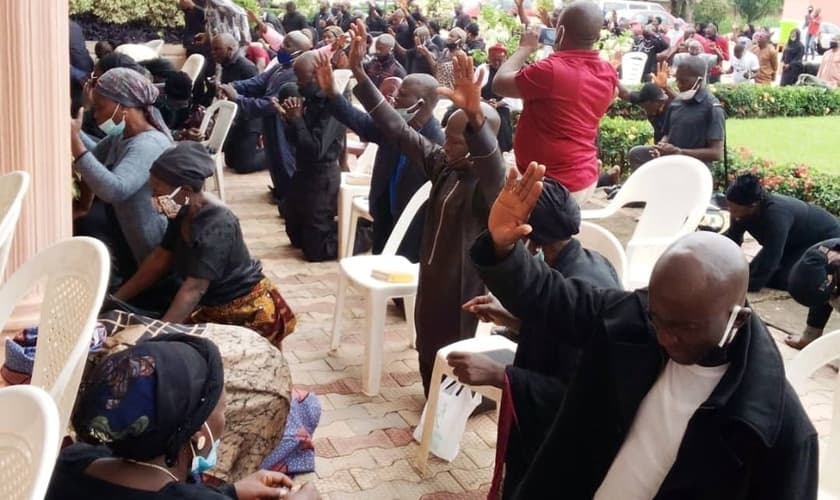 Cristãos fazem orações e protestos pacíficos contra violência na Nigéria. (Foto: Reprodução / Premier)