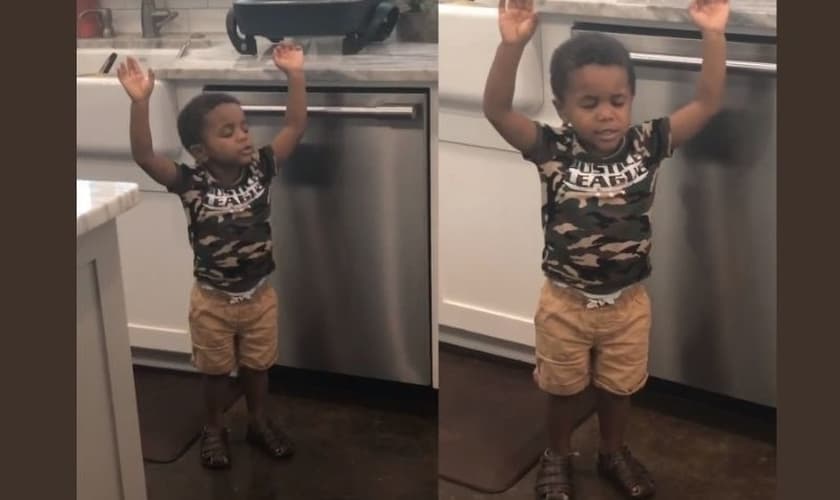Ezekiel, de 2,5 anos para de brincar para adorar a Deus. (Foto: Reprodução / YouTube)