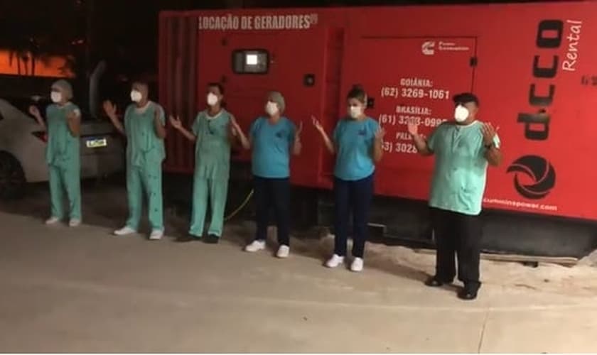 Pastor e profissionais de saúde se reuniram do lado de fora do hospital para louvar e orar pelos pacientes internados. (Imagem: Facebook)