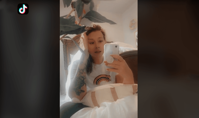 Felicia, de 32 anos, foi tocada por vídeos cristãos. (Foto: TikTok/inkydoeshair)