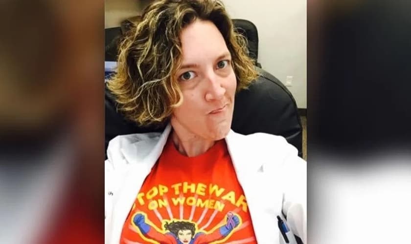 Leah Torres, médica abortista que perdeu licença no Alabama. (Foto: Reprodução / Live Action)