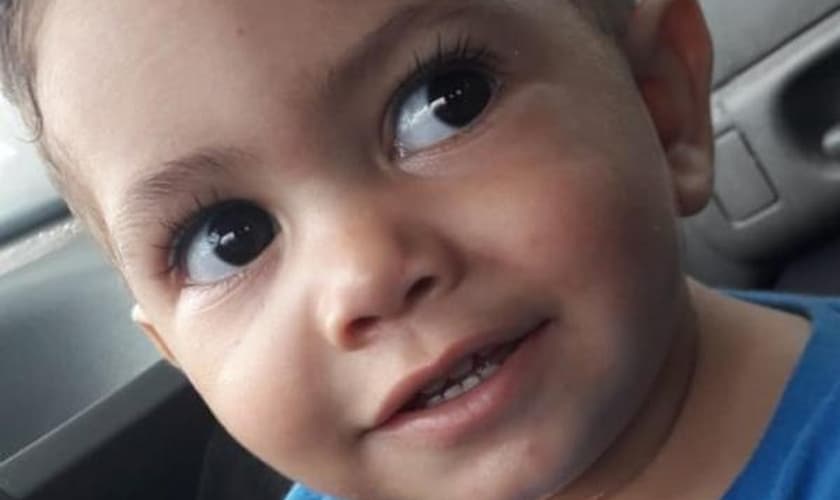 O pequeno Erick apresenta recuperação três semanas após ser vítima de uma bala perdida. (Foto: Reprodução / GZH)