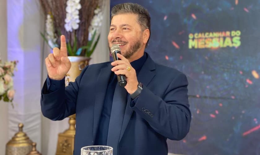 Pastor Joel Engel em ministração na Escola Profética Unção de Elias. (Foto: Ministério Engel)