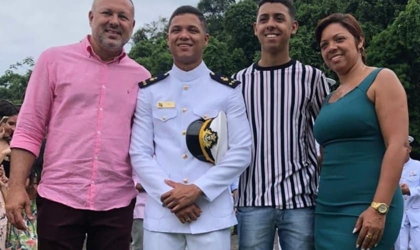 Marcelo, seus filhos Yan e Kayan, e a esposa, Elaine. (Foto: Igreja Batista Atitude)