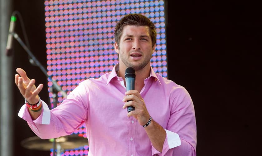 O ex-jogador de futebol americano, Tim Tebow hoje se engaja em ações humanitárias e em falar para jovens, com mensagens de encorajamento e princípios bíblicos. (Foto: William Philpott - The Associated Press)