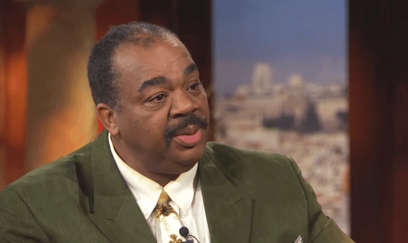 O ex-boxeador Curtis Kelley foi restaurado de seu passado no ocultismo. (Foto: Reprodução/YouTube/Jewish Voice)