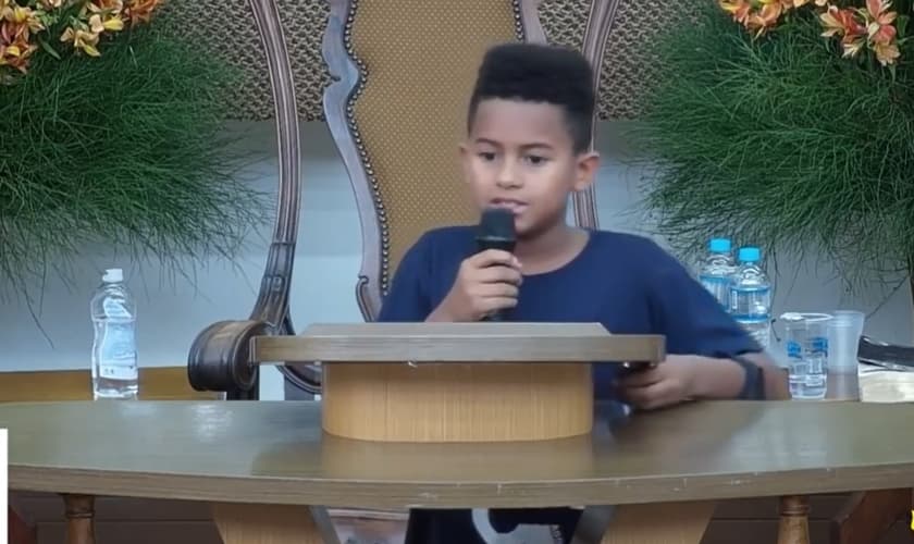 João Wallace compartilhou seu testemunho durante o culto de adolescentes da AD Belém Campinas, no dia 2 de novembro. (Imagem: Facebook / AD Belém Campinas)