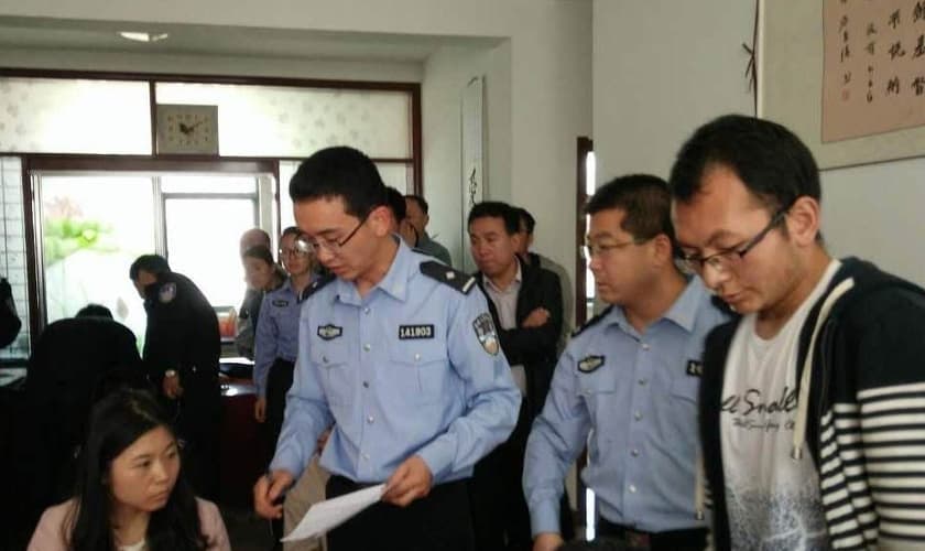 Cristãos são detidos em delegacia, na China. (Foto: Voz dos Mártires)