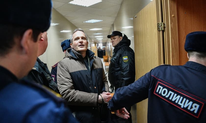 Dennis Christensen, um Testemunha de Jeová dinamarquês acusado de extremismo, foi levado a um tribunal da Rússia em 2019. (Foto: Mladen Antonov/Getty Images)