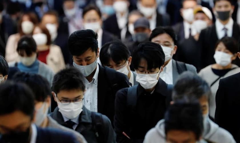 Japoneses caminham pela estação Shinagawa em Tóquio, em meio à pandemia de coronavírus. (Foto: Reuters/Kim Kyung-hoon)