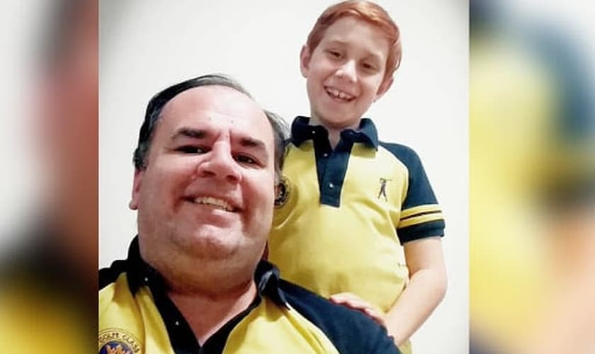Rodrigo Segantini (esquerda), com seu filho Arthur estão frequentemente nas redes sociais, pelo perfil "Tudo Pelo Meu Filho". (Foto: Acolhe com Amor)