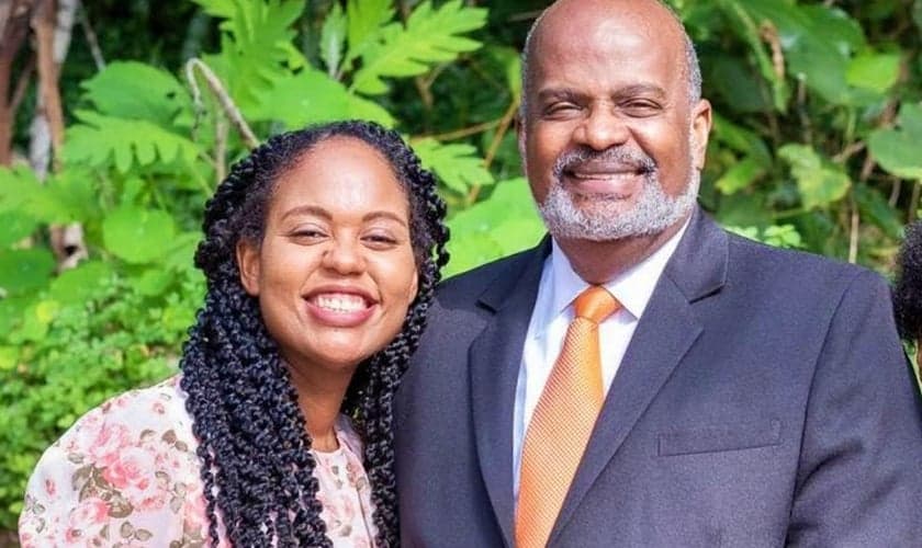 Pastor Elie Henry e sua filha, Irma. (Foto: IASD News)