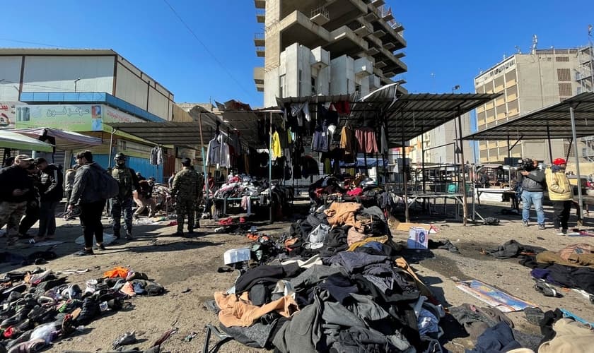 Ataques de homens-bomba em um mercado de Bagdá deixaram pelo menos 32 mortos e mais de 100 feridos. (Foto: Reuters)