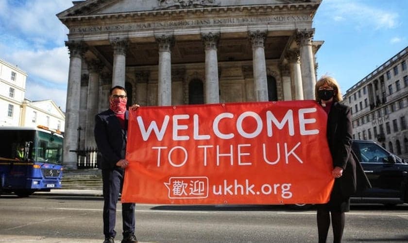 Krish Kandiah (à esquerda) com a Bispa de Londres (à direita) lançando a campanha UKHK. (Foto: Divulgação)
