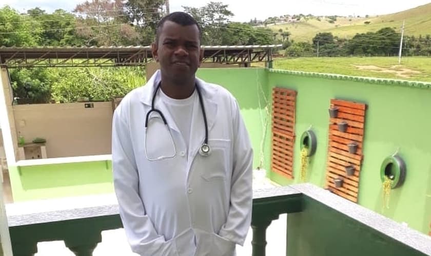 Com a vida restaurada, hoje Rodrigo veste o uniforme de enfermeiro com orgulho e faz estágio no Centro Cirúrgico em Muriaé. (Foto: Divulgação/JNM).