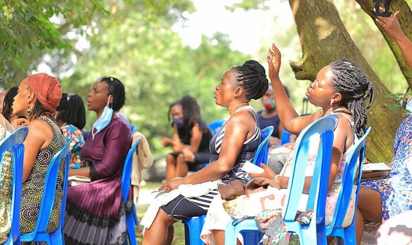 Mães orando por suas famílias na capital de Uganda. (Foto: Reprodução / Facebook)
