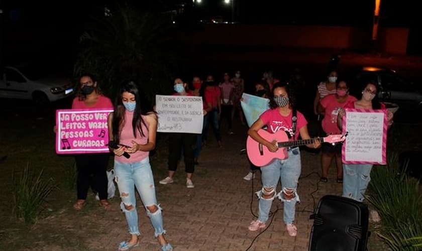 Grupo PinkMove canta em frente a hospital em Cruzeiro do Oeste. (Foto: Divulgação / Comunidade Evangélica)