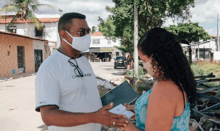Ao lado da esposa, pastor Marcelo Miranda tem enfrentado desafios extras no tempo de pandemia (Foto: Analice Diniz / Visão Mundial Brasil).