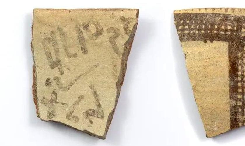 A escrita estava em um fragmento de cerâmica, encontrado na região Shephelah. (Foto: Instituto Arqueológico Austríaco).