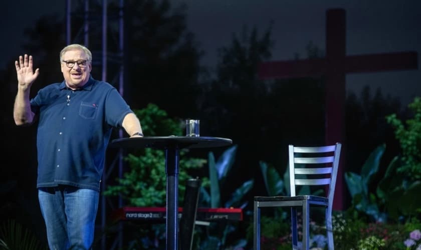 Pastor Rick Warren fala durante um culto de Páscoa ao ar livre, na Igreja Saddleback, em 1º de abril de 2021. (Foto: Jeff Antenore)
