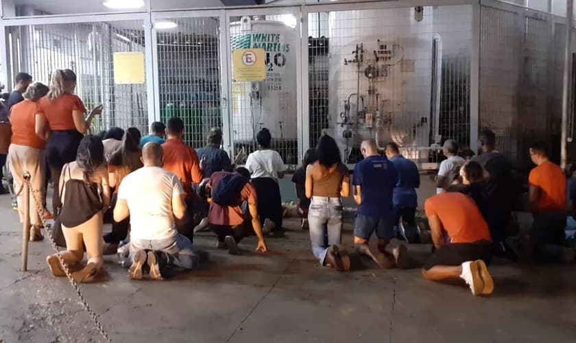 Oração em frente ao HC-UE de Ribeirão Preto, onde cabo dos bombeiros está internado após acidente com guindaste. (Foto: Redes Sociais)