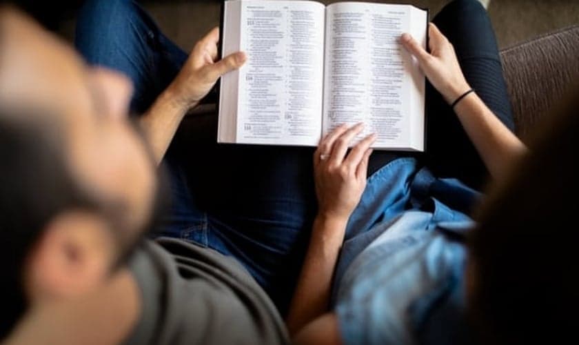 Casal lendo a Bíblia. (Foto: Cassidy Rowell/Unsplash)