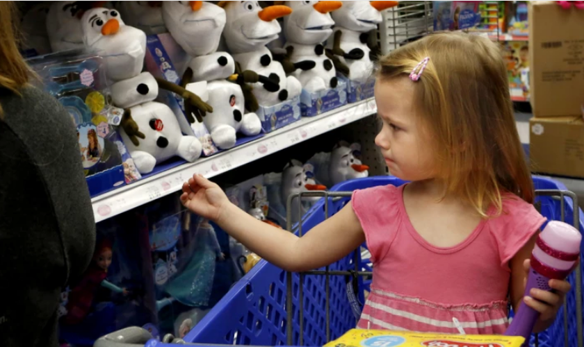 Uma criança olha as prateleiras de mercadorias da Disney na Toys R Us em 2015. (Foto: Anne Cusack / Los Angeles Times)