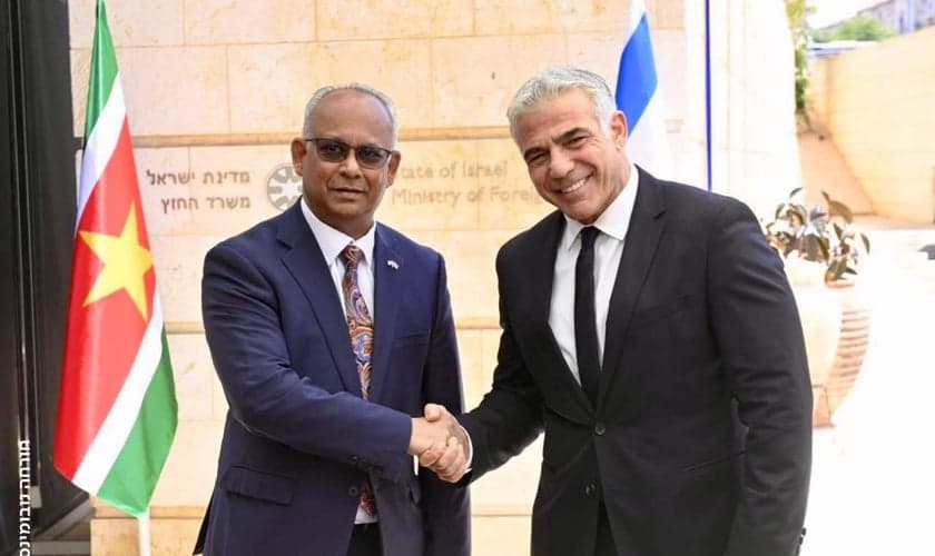 Ministro surinamês Albert Ramdin e ministro israelense Yair Lapid em Jerusalém. (Foto: Twitter/Yair Lapid)