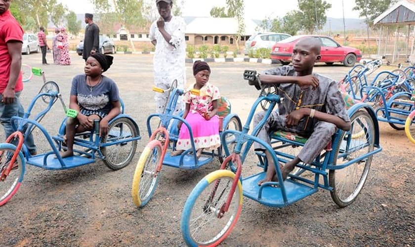 O veículo é adaptado para deficientes físicos e permite que os motoristas usem as mãos para pedalar. (Foto: Ezekiel Adams/UM News).