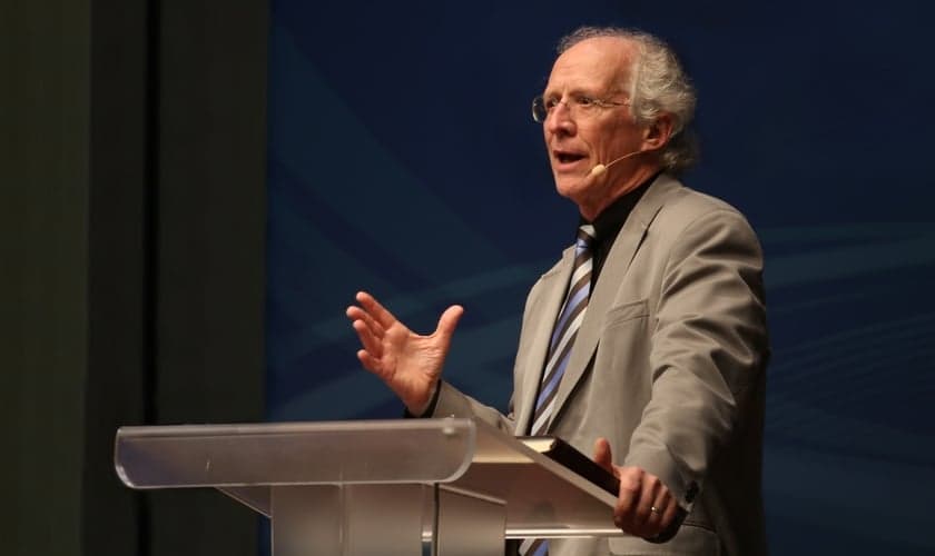 Pastor John Piper durante sermão. (Foto: Desiring God)