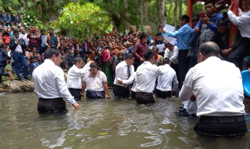 Milhares participaram de batismo em massa. (Foto: Iglesia del Nazareno Región Mesoamérica)