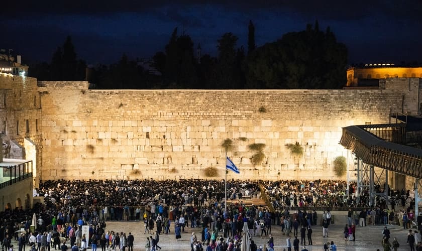 Reunião de judeus no Muro das Lamentações, em Jerusalém, Israel. (Foto: Unsplash/Sander Crombach)