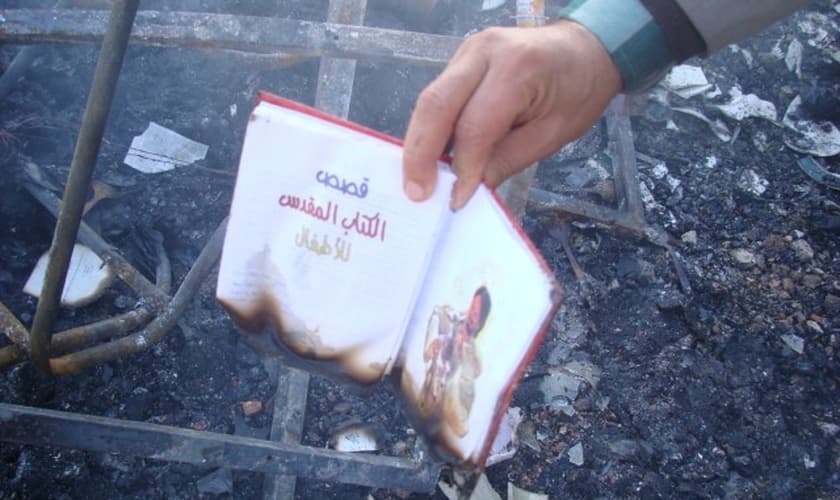 Bíblia queimada. (Foto: Reprodução/ICC)